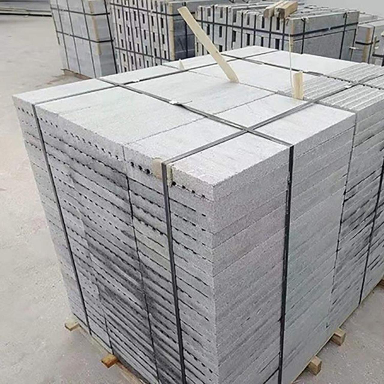 鲁灰石材板材堆放时应铺浸过水的草席,这是对即将铺贴的